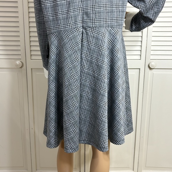 Classic Gray Plaid Dress with White Collar - Picture 11 of 14